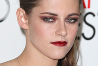 Kristen-stewart-how-to-wear-wine-makeup-side
